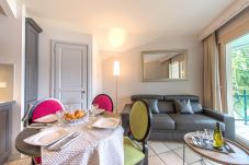 salle à manger, baie des voiles, location saisonnière, vacances, lac, montagne, luxe, appartement, hôtel, neige, soleil 