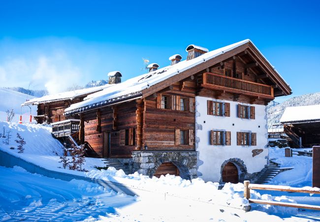 Chalet 5 étoiles 20 personnes coeur du village La Clusaz Chalet, luxe, jacuzzi, skis aux pieds, 20 personnes, spacieux, vacances en famille, 5 étoiles, coeur du village, cocooning