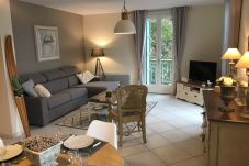 salon, appartement, luxe, location saisonnière, annecy, vacances, vue lac, montagne, hôtel, plage privée, neige, soleil 