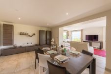salle à manger, maison, appartement, luxe, location saisonnière, annecy, vacances, lac, montagne, jacuzzi, neige, soleil