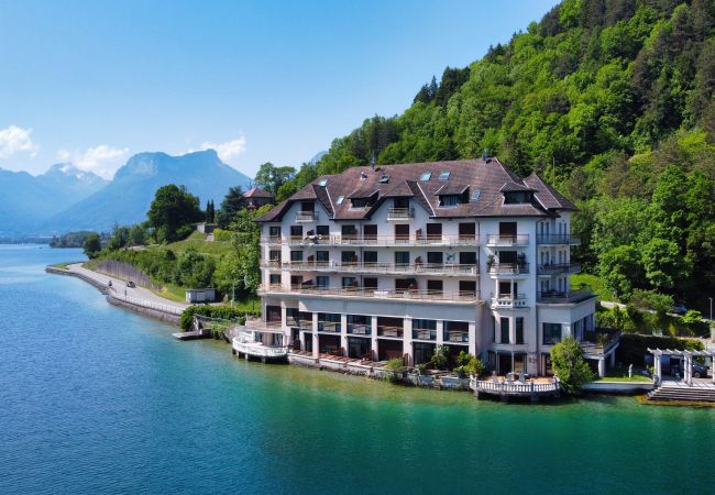 appartement de standing, vue lac, location saisonnière Premium, annecy, conciergerie haut de gamme, vacances, airbnb luxe