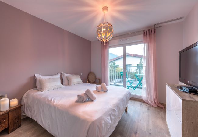 chambres d hôtes lac d annecy maison, luxe, location saisonnière, conciergerie haut de gamme, vacances, neige, hôtel, soleil, été, lac, annecy