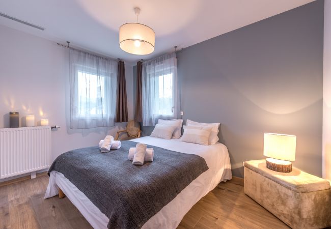 logement de vacances annecy maison, luxe, location saisonnière, conciergerie haut de gamme, vacances, neige, hôtel, soleil, été, lac, annecy