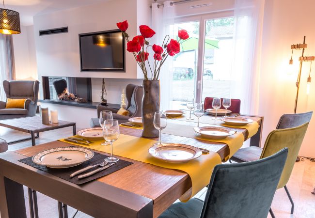 lac et montagne annecy maison, luxe, location saisonnière, conciergerie haut de gamme, vacances, neige, hôtel, soleil, été, lac, annecy