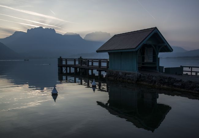 maison les pieds dans l'eau maison, luxe, location saisonnière, conciergerie haut de gamme, vacances, neige, hôtel, st jorioz, soleil, été, lac, annecy