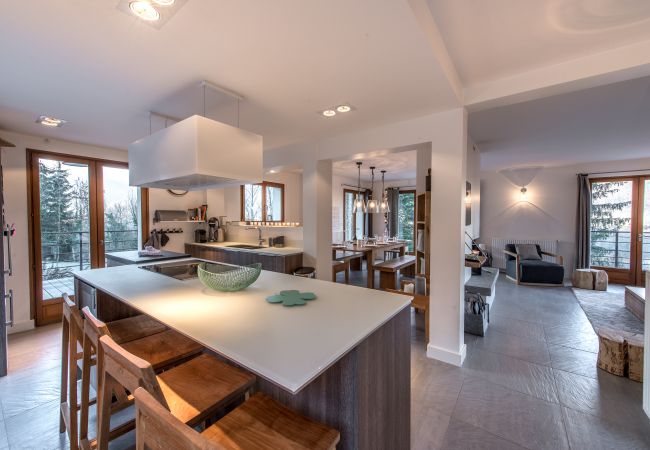 LLA Selections - Location saisonnière de maisons et chalets Premium cuisine ouverte, équipée, accès terrasse, soleil, vue, jardin, séjour, location, vacances en famille, moment de partage,