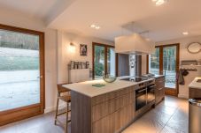 cuisine, accès jardin, repas, soleil, convivial, vacances, amis, famille, agréable, annecy, lac, trampoline