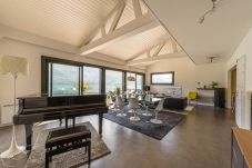 appartement de luxe, vue lac, location saisonnière, conciergerie haut de gamme, vacances, hôtel, annecy, été 