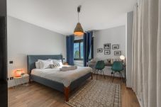 Chambre d'un appartement à louer avec vue unique sur le lac d'annecy