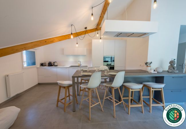 LLA Selections - Location saisonnière de maisons et chalets Premium appartement, 4 personnes, terrasse, soleil, location saisonnière, conciergerie haut de gamme, vacances, hôtel, annecy, lac