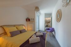 Chambre double au style bohème avec accès sur le balcon qui offre une vue montagne