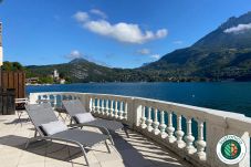 appartement à louer au lac d'Annecy, rez-de-jardin, location saisonnière, conciergerie haut de gamme, vacances, hôtel, été