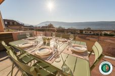 appartement, plage, terrasse, soleil, location saisonnière, conciergerie haut de gamme, vacances, hôtel, annecy, lac