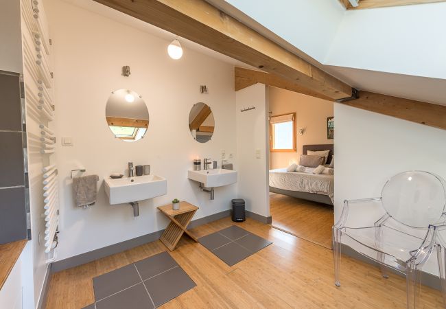 Salle de bain moderne avec douche à l’italienne et double vasque Salle de bain moderne avec douche à l’italienne et double vasque