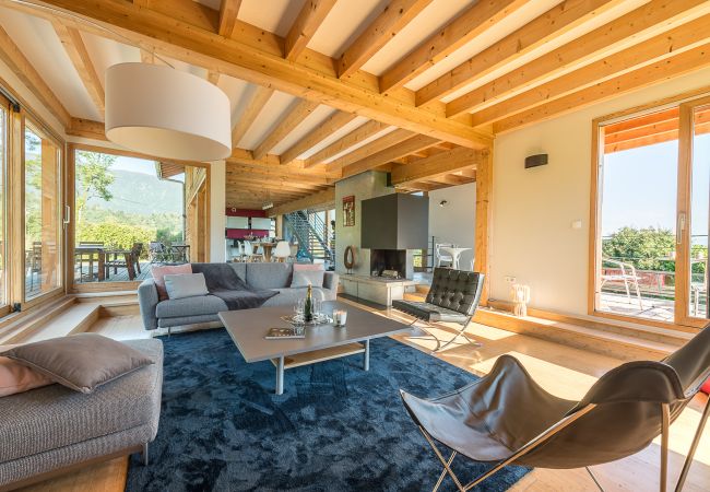 Maison design avec salon spacieux et baies vitrées Maison design avec salon spacieux et baies vitrées