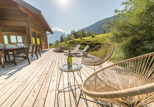 Grande terrasse équipée avec plancha et mobilier d’extérieur Grande terrasse équipée avec plancha et mobilier d’extérieur