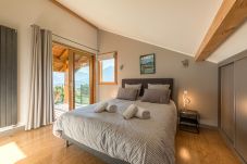 Chambre parentale avec terrasse privée et vue lac