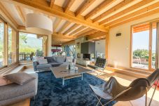 Maison design avec salon spacieux et baies vitrées