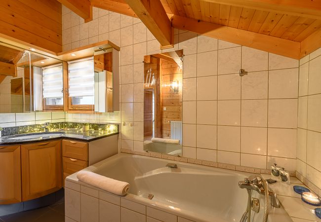 Salle de bain - Location lac Annecy  bain, maison, chalet, luxe, location saisonnière, annecy, vacances, vue lac, montagne, hôtel, plage privée, neige, soleil