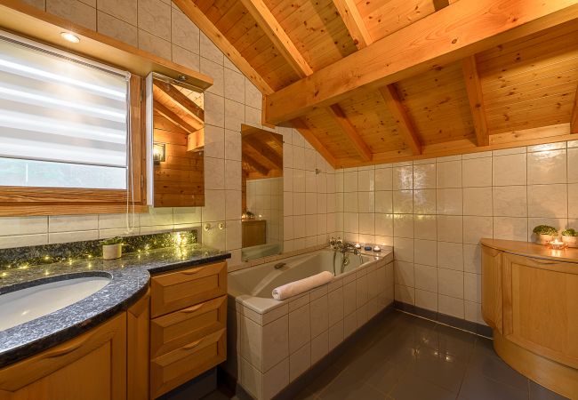 Salle de bain - Location de chalet bain, maison, chalet, luxe, location saisonnière, annecy, vacances, vue lac, montagne, hôtel, plage privée, neige, soleil