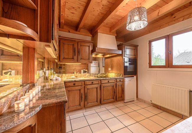 Cuisine - Location saisonnière à Annecy  salon, maison, chalet, luxe, location saisonnière, annecy, vacances, vue lac, montagne, hôtel, plage privée, neige, soleil