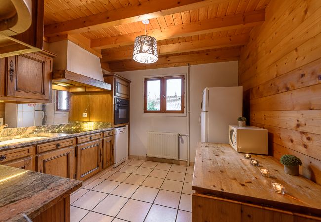 Cuisine - Maison à louer à Annecy  cuisine, maison, chalet, luxe, location saisonnière, annecy, vacances, lac, montagne, hôtel, plage privée, neige, soleil