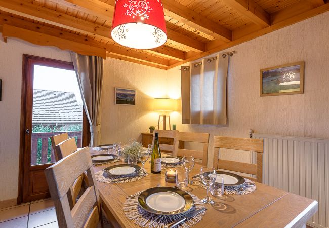 Salle à manger - Maison de vacances salon, maison, chalet, luxe, location saisonnière, annecy, vacances, vue lac, montagne, hôtel, plage privée, neige, soleil