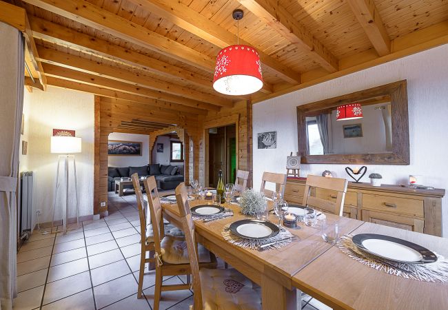 Salle à manger - Vacances en famille  salon, maison, chalet, luxe, location saisonnière, annecy, vacances, vue lac, montagne, hôtel, plage privée, neige, soleil