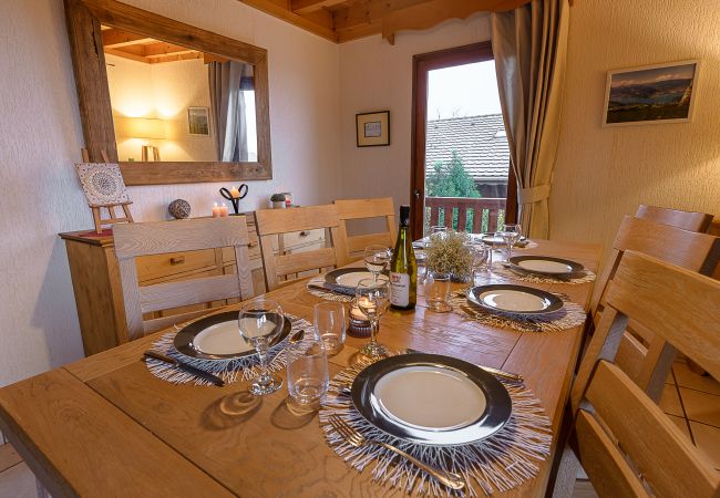 Salle à manger - Location maison Annecy table, maison, chalet, luxe, location saisonnière, annecy, vacances, vue lac, montagne, hôtel, plage privée, neige, soleil