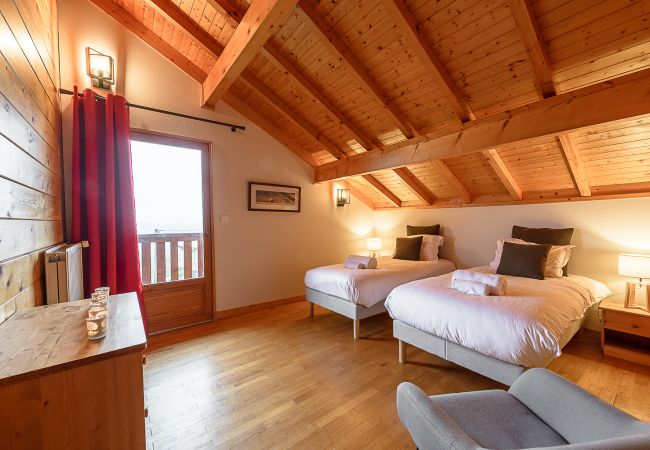 Chambre - Location de maison à Annecy  chambre, maison, chalet, luxe, location saisonnière, annecy, vacances, vue lac, montagne, hôtel, plage privée, neige, soleil