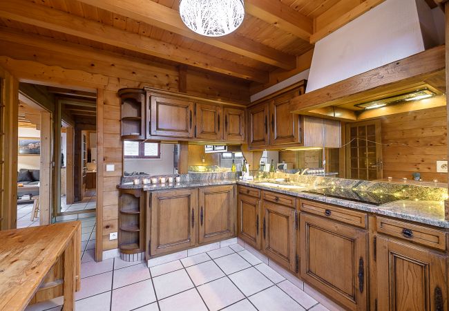 LLA Selections - Location saisonnière de maisons et chalets Premium  cuisine, maison, chalet, luxe, location saisonnière, annecy, vacances, vue lac, montagne, hôtel, plage privée, neige, soleil