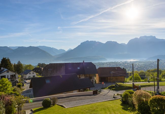 tourisme annecy chalet de luxe, vue lac, location saisonnière, conciergerie haut de gamme, vacances, hôtel, annecy, été, jardin, airbnb