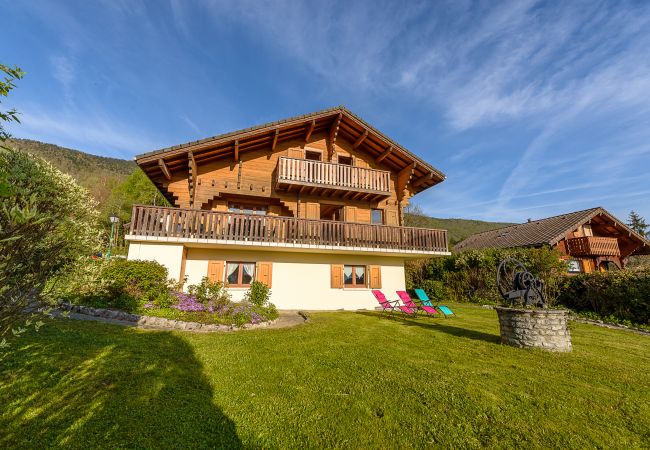 chalet à louer au lac d'Annecy chalet de luxe, vue lac, location saisonnière, conciergerie haut de gamme, vacances, hôtel, annecy, été, jardin, airbnb