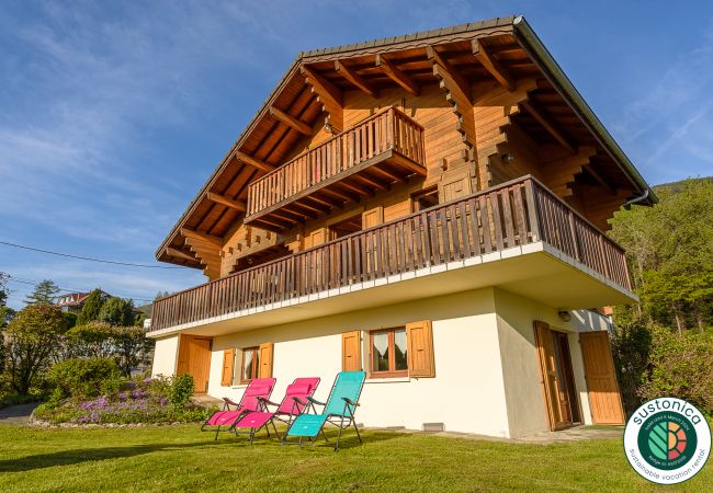 chalet de luxe, vue lac, location saisonnière, conciergerie haut de gamme, vacances, hôtel, annecy, été, jardin, airbnb