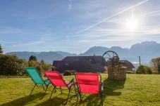 chalet de luxe, vue lac, location saisonnière, conciergerie haut de gamme, vacances, hôtel, annecy, été, jardin, airbnb