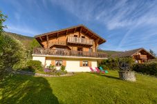 chalet de luxe, vue lac, location saisonnière, conciergerie haut de gamme, vacances, hôtel, annecy, été, jardin, airbnb
