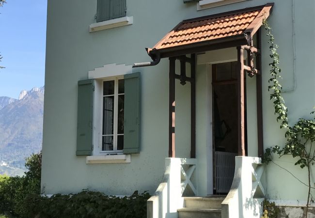 Maison à Sévrier - VILLA JEANNOT PIEDS DANS L'EAU mini 2 nuits Maison à Sévrier - VILLA JEANNOT PIEDS DANS L'EAU mini 2 nuits