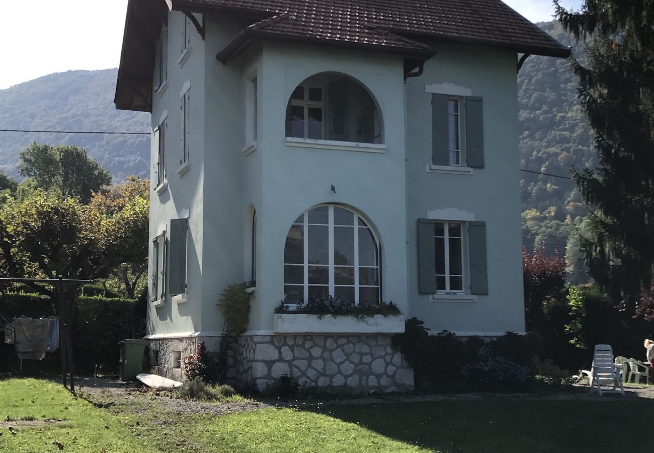 Maison à Sévrier - VILLA JEANNOT PIEDS DANS L'EAU mini 2 nuits Maison à Sévrier - VILLA JEANNOT PIEDS DANS L'EAU mini 2 nuits