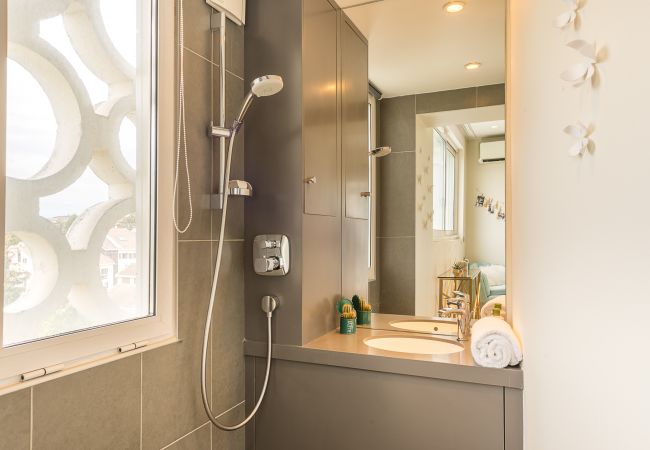 Appartement à Annecy - Lac annecy - 10th floor 360° lake and castle view. Appartement à Annecy - Lac annecy - 10th floor 360° lake and castle view.