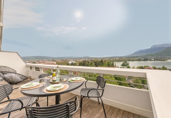 Appartement à Annecy - Lac annecy - 10th floor 360° lake and castle view. Appartement à Annecy - Lac annecy - 10th floor 360° lake and castle view.