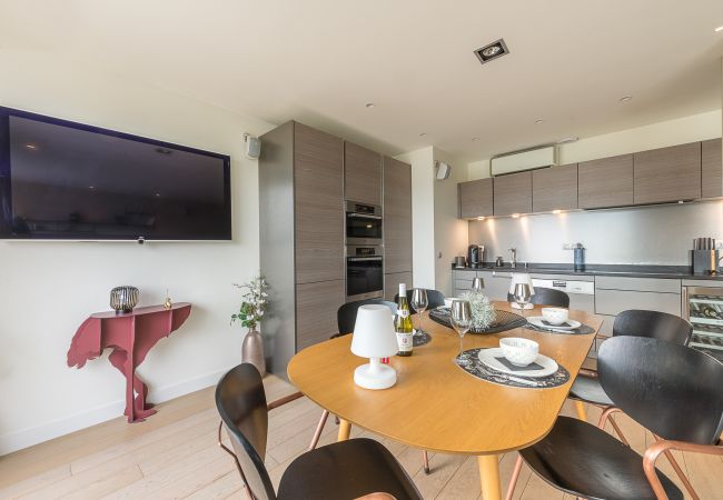 Appartement à Annecy - Lac annecy - 10th floor 360° lake and castle view. Appartement à Annecy - Lac annecy - 10th floor 360° lake and castle view.