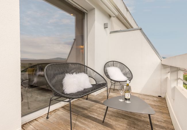 Appartement à Annecy - Lac annecy - 10th floor 360° lake and castle view. Appartement à Annecy - Lac annecy - 10th floor 360° lake and castle view.