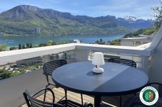 appartement à louer centre Annecy, vue lac, 4 personnes, conciergerie haut de gamme, hotel luxe, famille, location