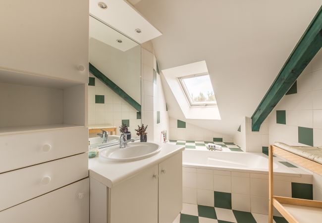 Salle de bain lumineuse avec un bain dans une villa familiale à Saint-Jorioz Salle de bain lumineuse avec un bain dans une villa familiale à Saint-Jorioz