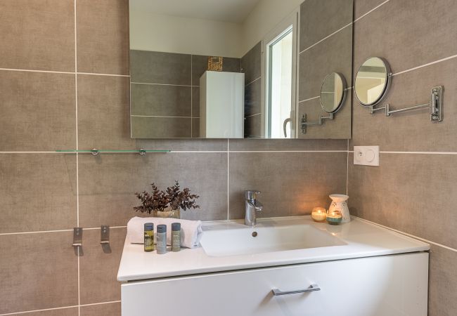 Salle de douche - Location saisonnière salle de douche, cocooning, location saisonnière, vacances, annecy, lac, montagne, luxe, maison, villa, hôtel, neige, soleil