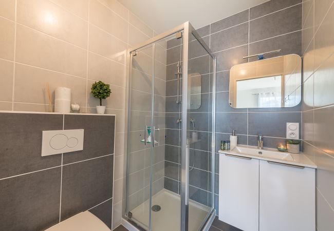 LLA Selections - Location saisonnière de maisons et chalets Premium  salle de douche, cocooning, location saisonnière, vacances, annecy, lac, montagne, luxe, maison, villa, hôtel, neige, soleil