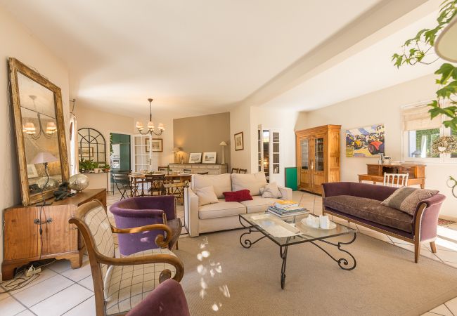 Pièce à vivre lumineuse et cocooning d'une magnifique villa familiale à Annecy-le-vieux Pièce à vivre lumineuse et cocooning d'une magnifique villa familiale à Annecy-le-vieux