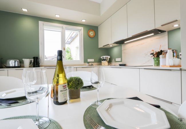 Cuisine moderne et équipée avec cadeau de bienvenue dans une villa à Annecy-le-vieux Cuisine moderne et équipée avec cadeau de bienvenue dans une villa à Annecy-le-vieux