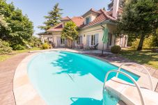 piscine, maison, villa, famille, luxe, location saisonnière, annecy, vacances, lac, montagne, hôtel, neige, soleil