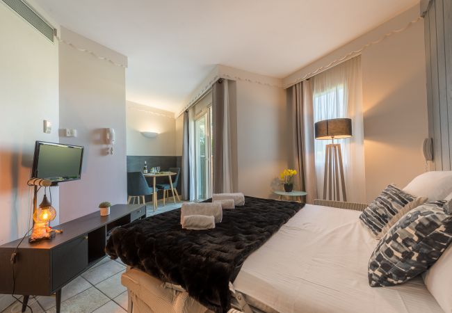 LLA Selections - Location saisonnière de maisons et chalets Premium lit, studio, canapé, 2 personnes, télévision, décoration, salon, location, vacances, luxe